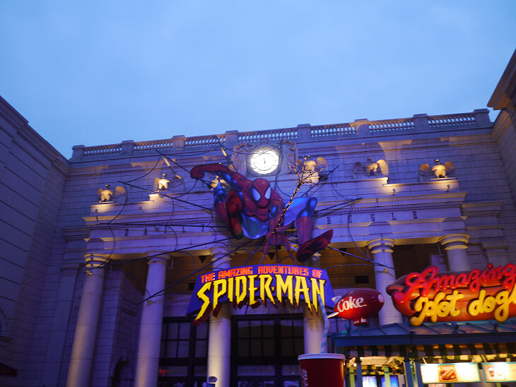 アトラクション　ライトアップしたスパイダーマン・ザ・ライド 4K3Dの建物画像