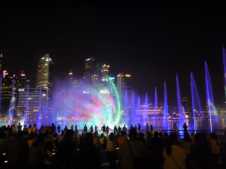 マリーナベイサンズ イベント広場による水と光のショー スペクトラ画像