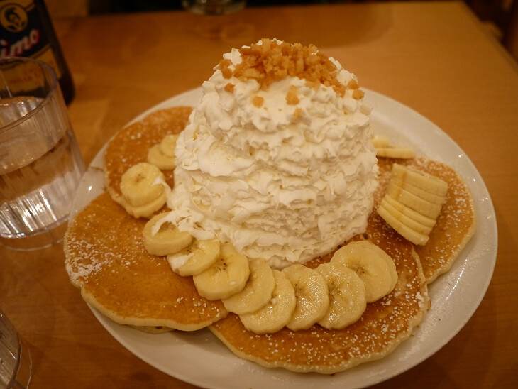 バナナ・ホイップクリームとマカダミアナッツパンケーキ画像