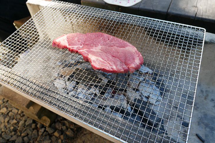 バーベキュー　ステーキの網焼き画像