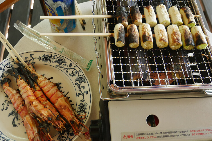 コテージ飯　長ねぎの串焼きと海老の塩焼き画像